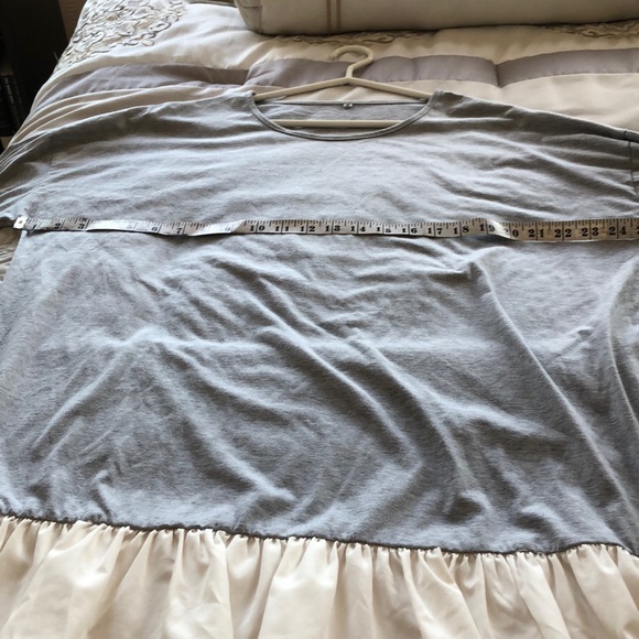 2/30🌻Super flowy, cute dress with white ruffle bottom - Picture 2 of 5